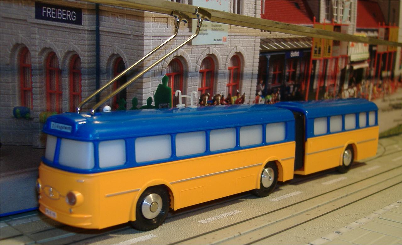 Trolley Bus HO Brawa Bleu/Crème - 2 Axes - Éclairage - 63rd Street